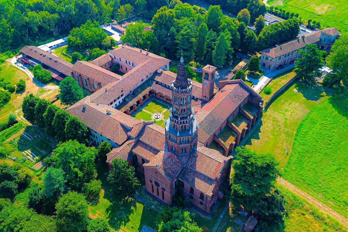 Da borgo di campagna a periferia d'autore: a soli 6 chilometri dal centro c'è l'abbazia dove la città scompare