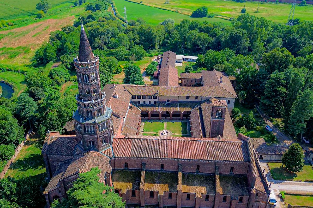 Da borgo di campagna a periferia d'autore: a soli 6 chilometri dal centro c'è l'abbazia dove la città scompare