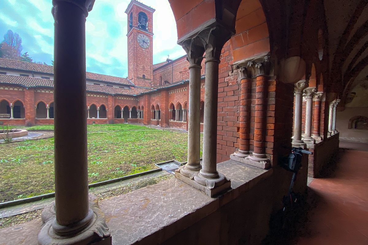 Da borgo di campagna a periferia d'autore: a soli 6 chilometri dal centro c'è l'abbazia dove la città scompare