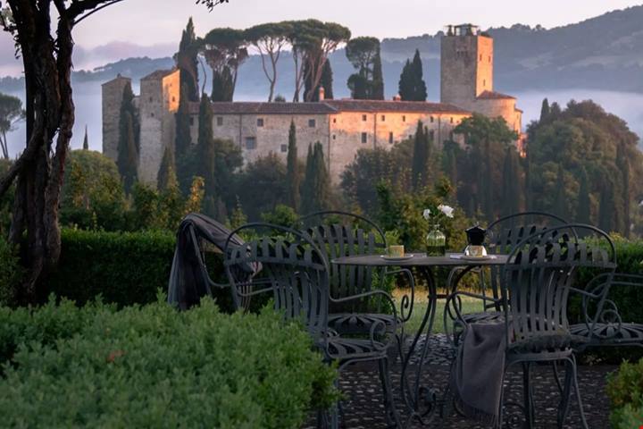 Un castello di 1000 anni fa diventato un hotel da sogno che ha conquistato VIP e star internazionali