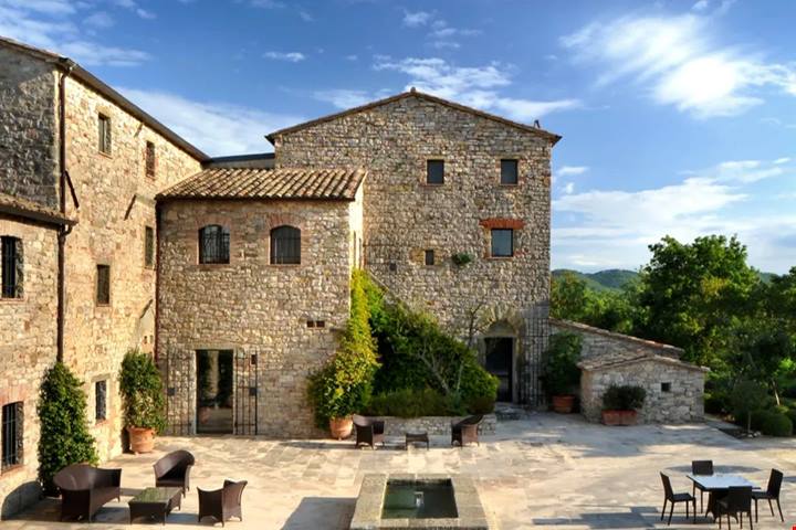 Un castello di 1000 anni fa diventato un hotel da sogno che ha conquistato VIP e star internazionali