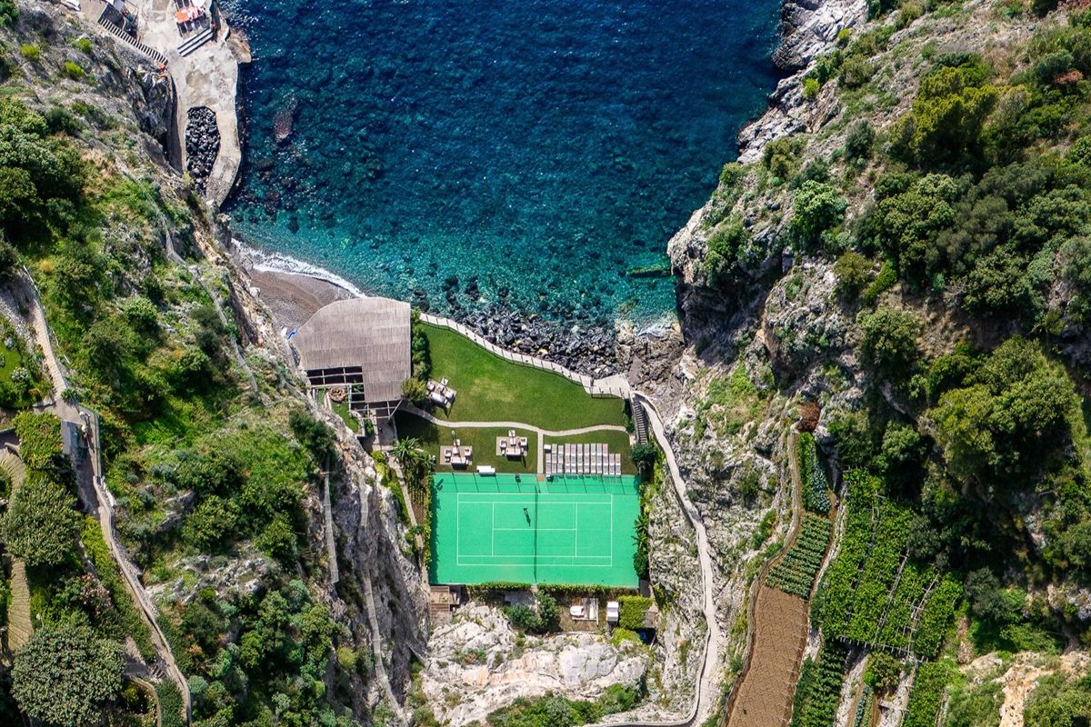 In Italia c'è il campo da tennis più bello del mondo: qui ti alleni con vista sulla Costiera Amalfitana