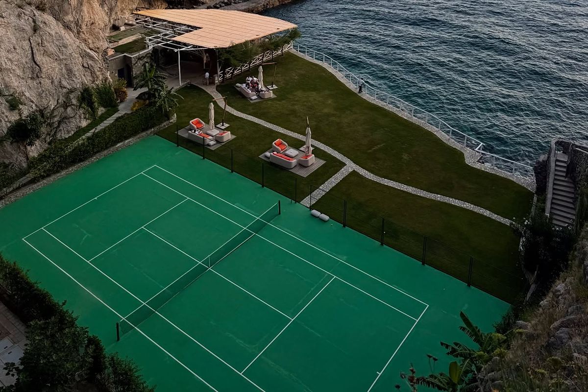 In Italia c'è il campo da tennis più bello del mondo: qui ti alleni con vista sulla Costiera Amalfitana