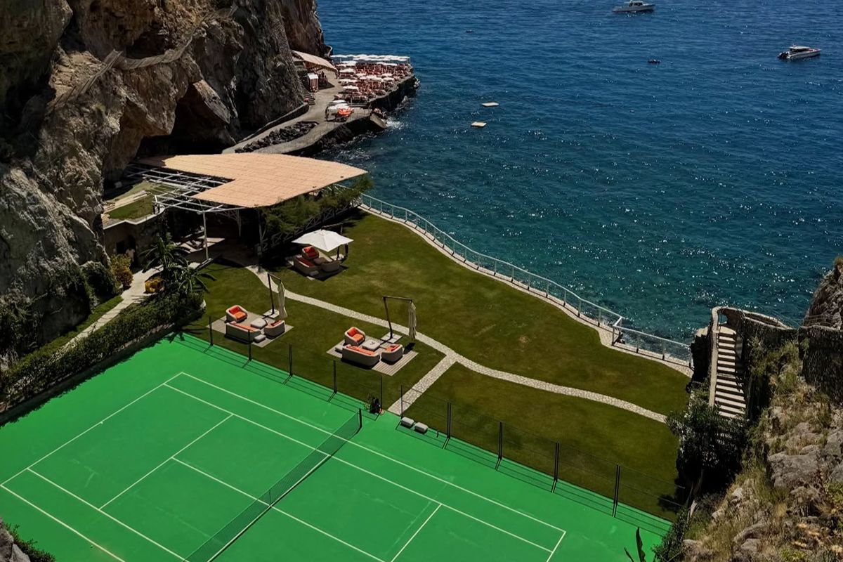 In Italia c'è il campo da tennis più bello del mondo: qui ti alleni con vista sulla Costiera Amalfitana