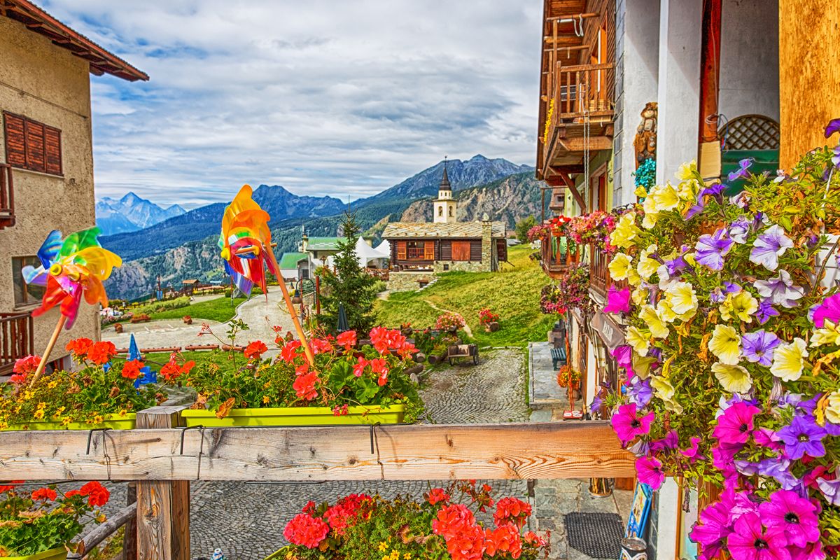 Sembra un villaggio fuori dal tempo, ma si raggiunge solo senza auto tra pascoli e silenzi alpini