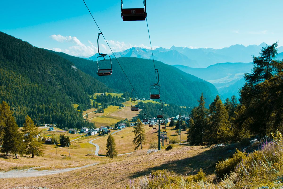 Sembra un villaggio fuori dal tempo, ma si raggiunge solo senza auto tra pascoli e silenzi alpini