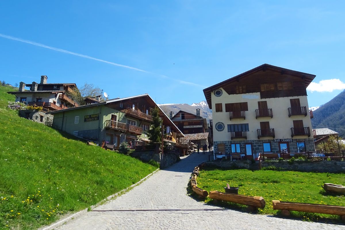 Sembra un villaggio fuori dal tempo, ma si raggiunge solo senza auto tra pascoli e silenzi alpini