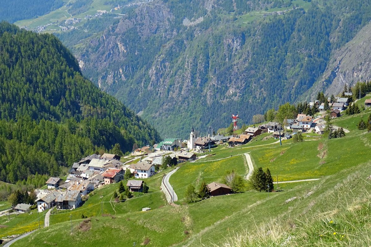 Sembra un villaggio fuori dal tempo, ma si raggiunge solo senza auto tra pascoli e silenzi alpini