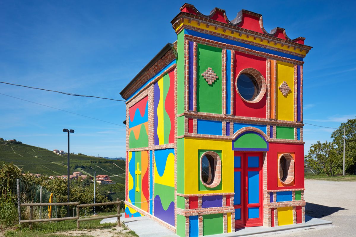 È diversa da tutte le altre: tra le colline del Piemonte c'è la chiesa più colorata al mondo