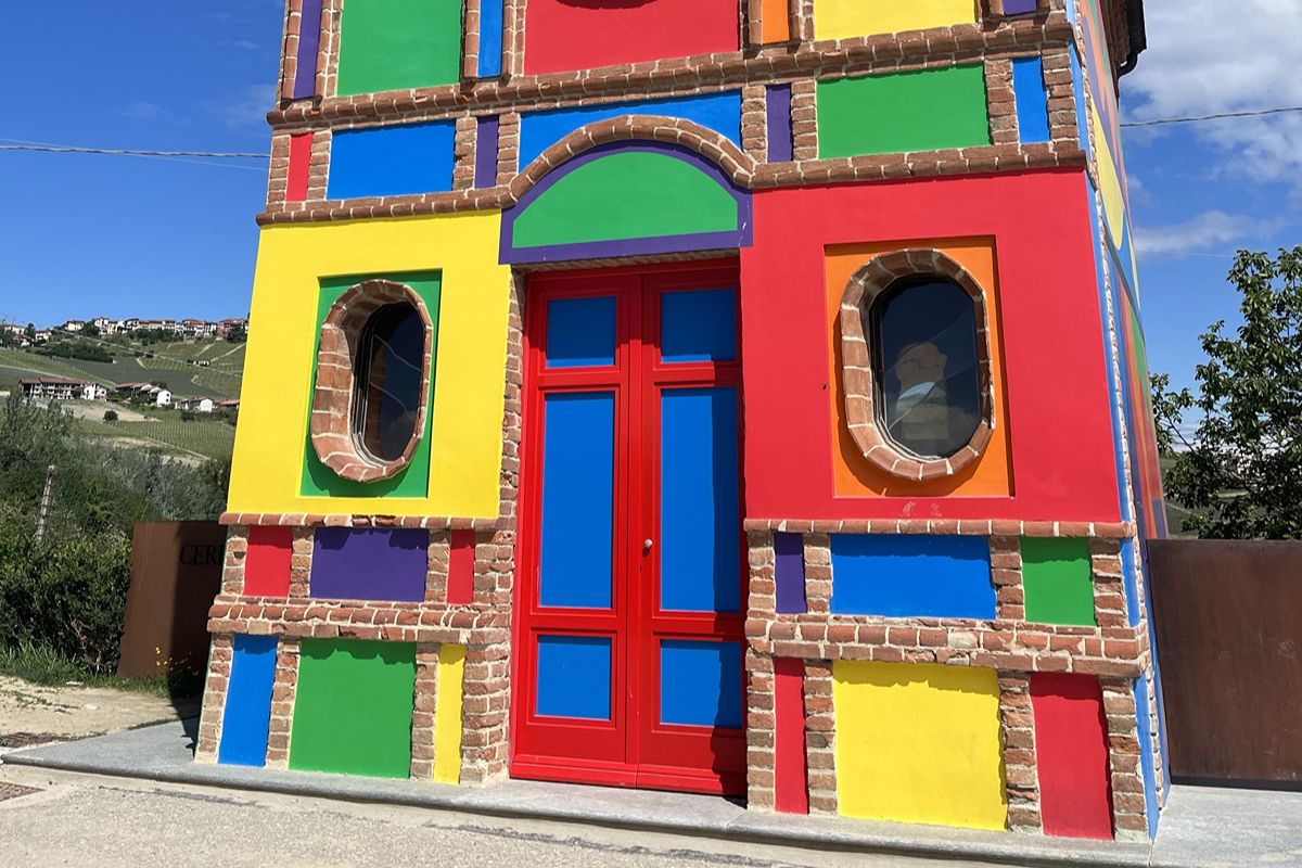 È diversa da tutte le altre: tra le colline del Piemonte c'è la chiesa più colorata al mondo