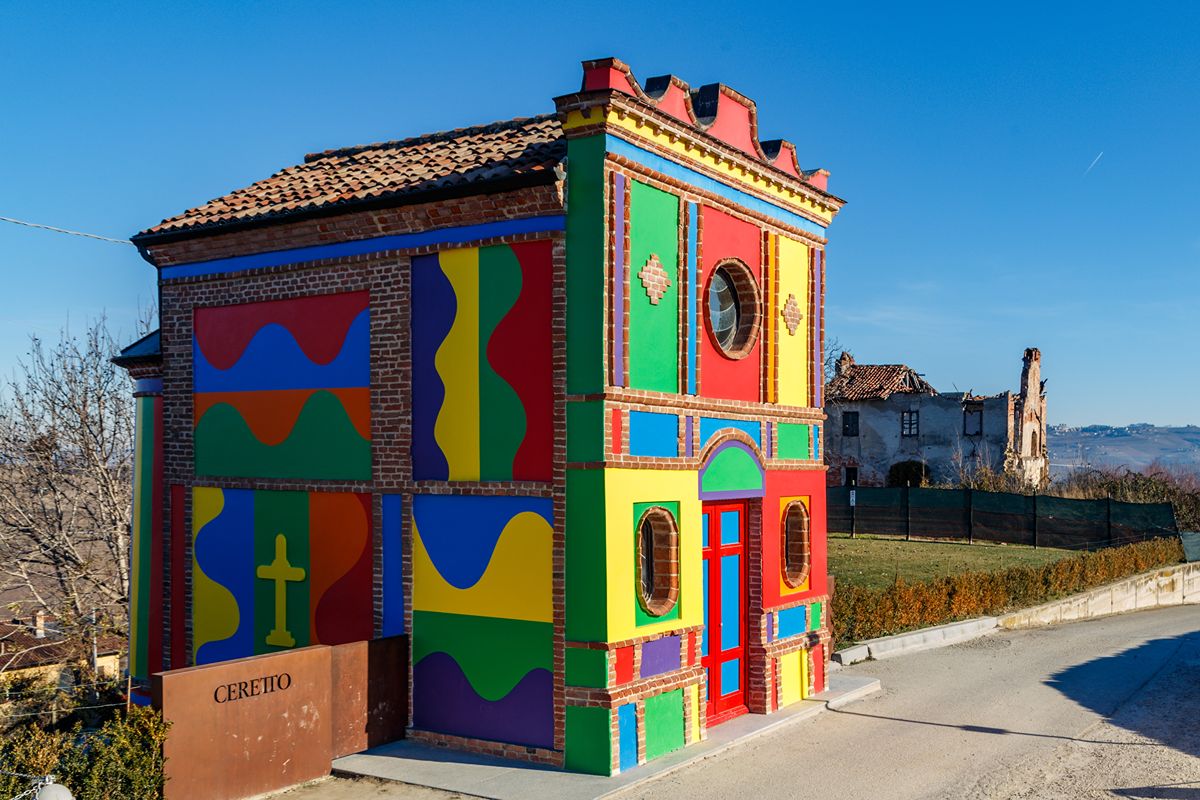 È diversa da tutte le altre: tra le colline del Piemonte c'è la chiesa più colorata al mondo
