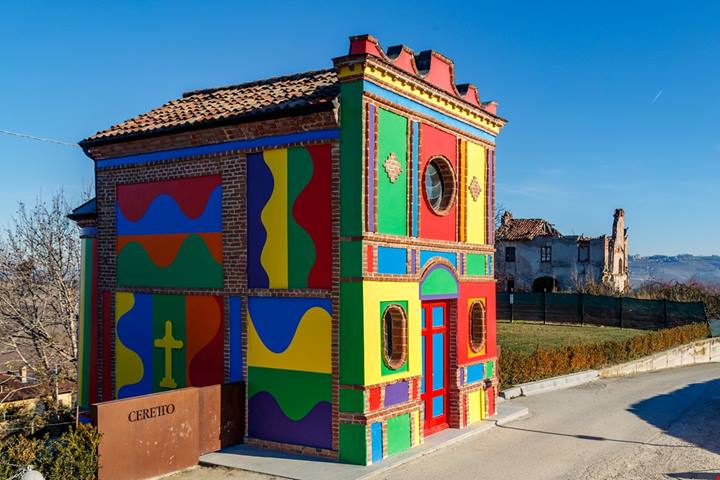 È diversa da tutte le altre: tra le colline del Piemonte c'è la chiesa più colorata al mondo