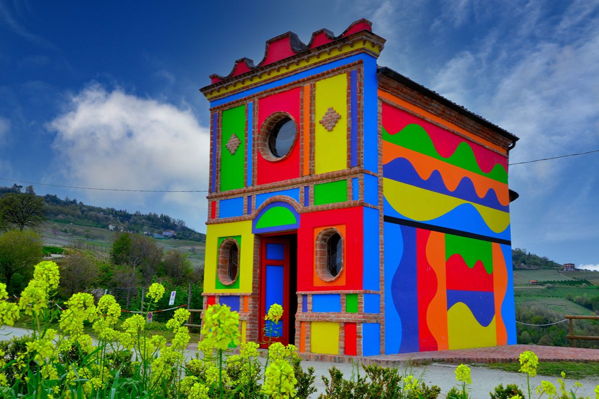 È diversa da tutte le altre: tra le colline del Piemonte c'è la chiesa più colorata al mondo