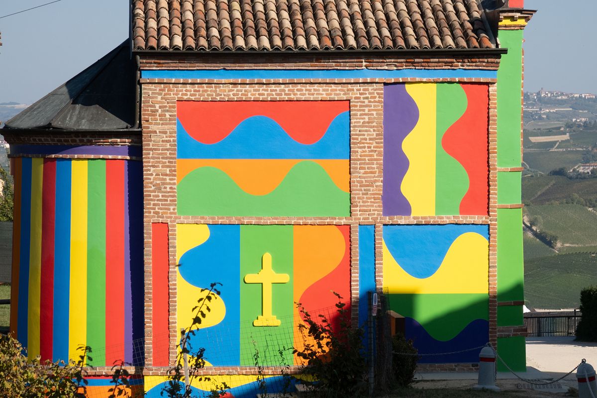 È diversa da tutte le altre: tra le colline del Piemonte c'è la chiesa più colorata al mondo
