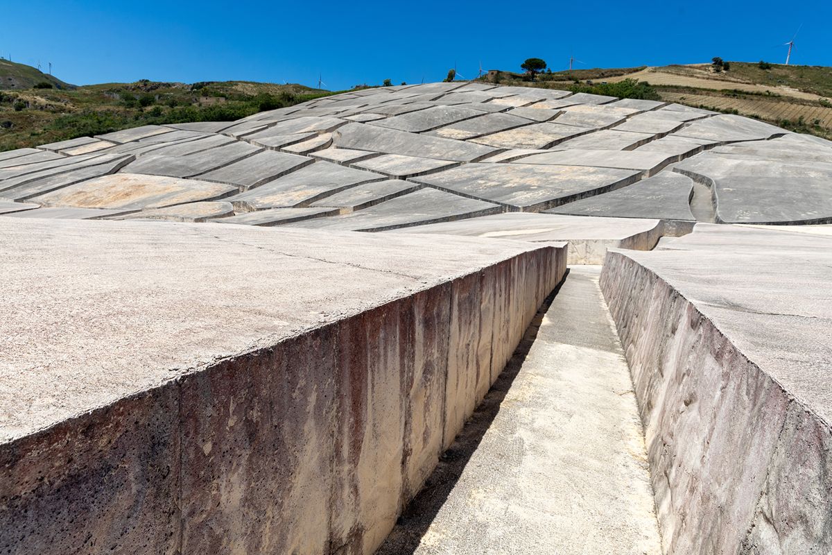 Sembra un deserto d’arte bianca: in Sicilia c’è un labirinto monumentale nato da una ferita