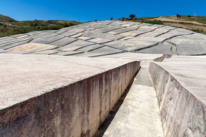 Sembra un deserto d’arte bianca: in Sicilia c’è un labirinto monumentale nato da una ferita