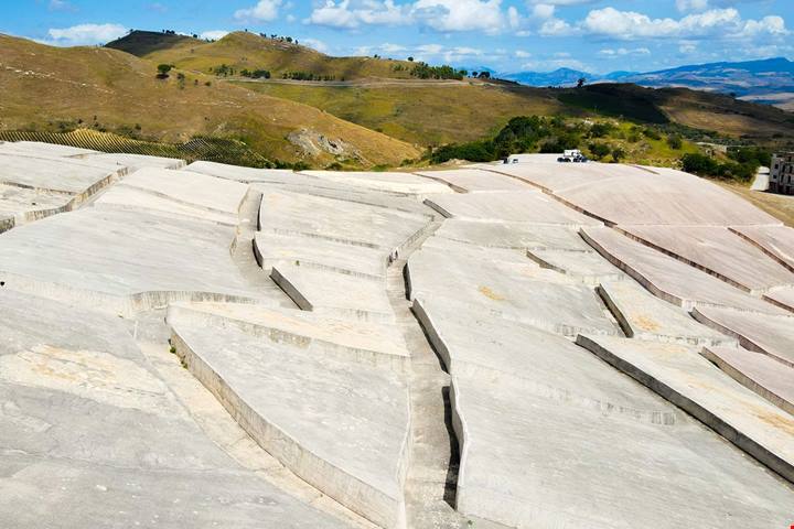 Sembra un deserto d’arte bianca: in Sicilia c’è un labirinto monumentale nato da una ferita