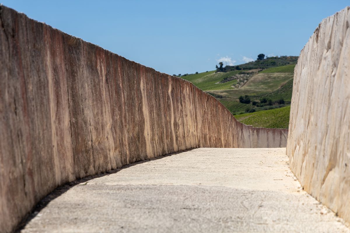 Sembra un deserto d’arte bianca: in Sicilia c’è un labirinto monumentale nato da una ferita
