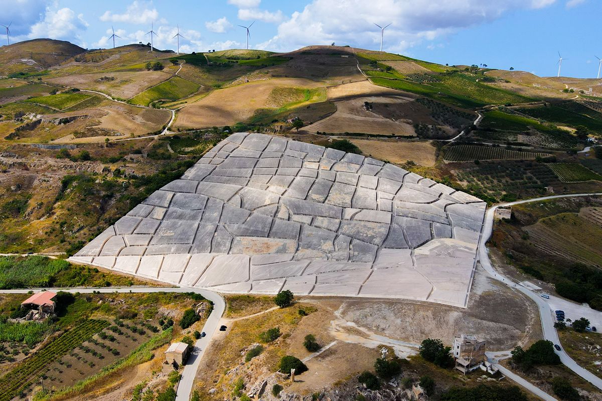 Sembra un deserto d’arte bianca: in Sicilia c’è un labirinto monumentale nato da una ferita