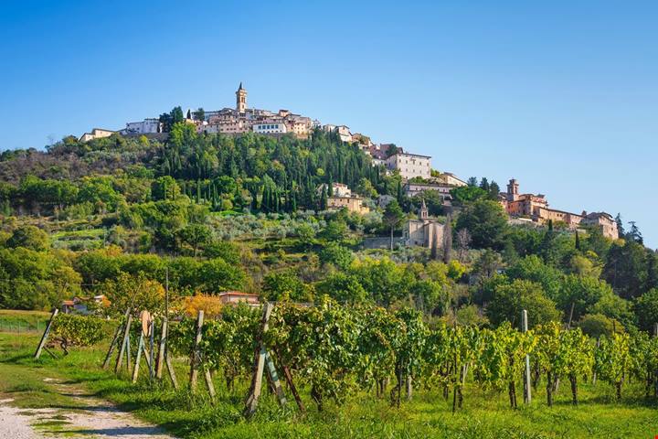 In Umbria c'è un borgo da fiaba dove camminare tra antichi palazzi e viste sugli ulivi