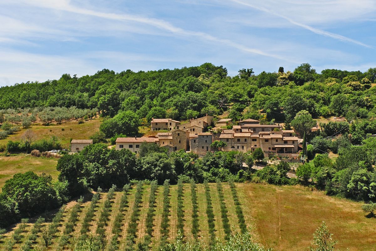 In Umbria c'è un borgo da fiaba dove camminare tra antichi palazzi e viste sugli ulivi
