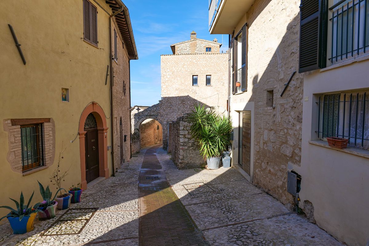 In Umbria c'è un borgo da fiaba dove camminare tra antichi palazzi e viste sugli ulivi