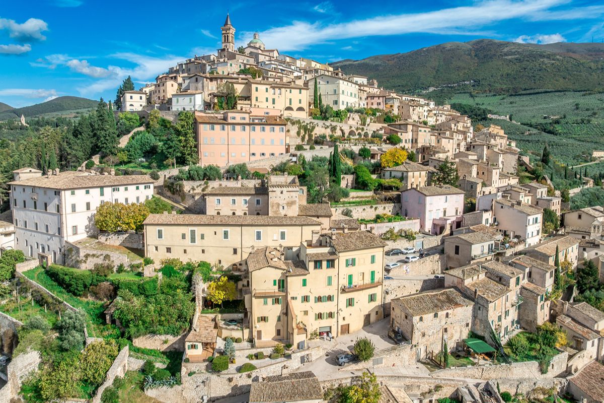 In Umbria c'è un borgo da fiaba dove camminare tra antichi palazzi e viste sugli ulivi