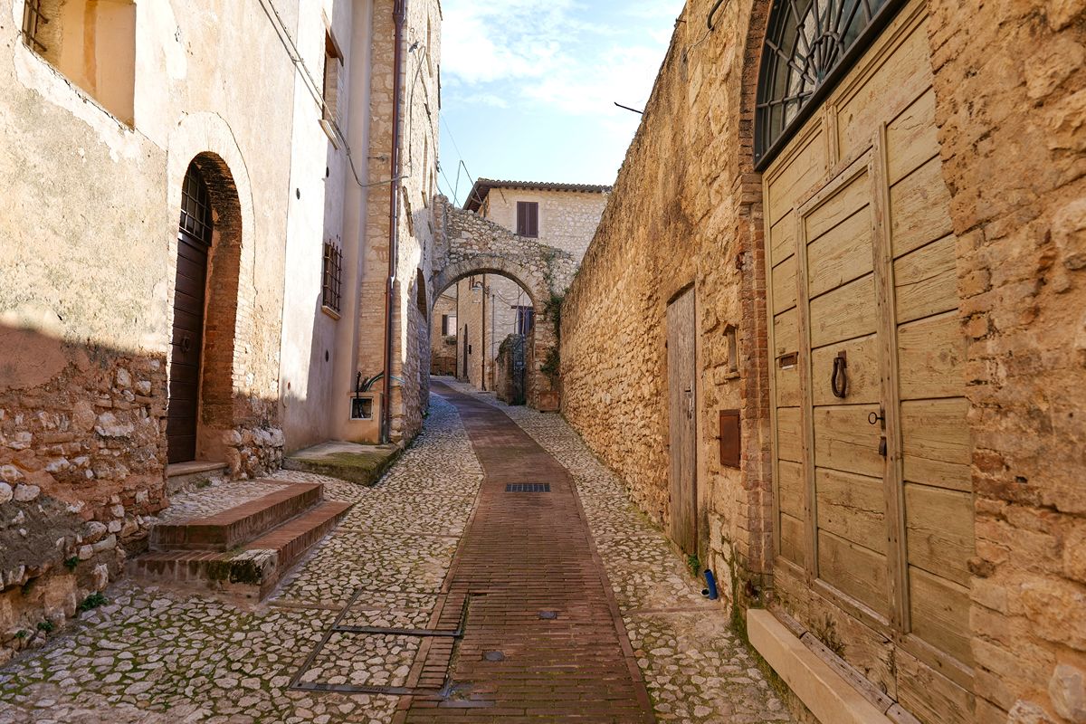 In Umbria c'è un borgo da fiaba dove camminare tra antichi palazzi e viste sugli ulivi