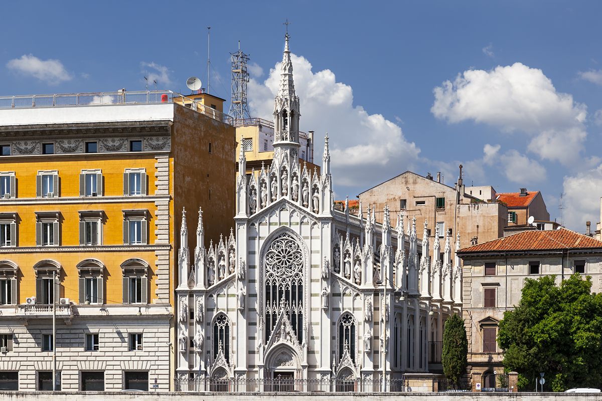 Sembra il Duomo di Milano, ma si trova sulle sponde del Tevere: è la chiesa più insolita che visiterai a Roma