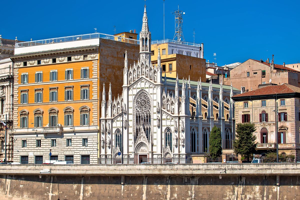 Sembra il Duomo di Milano, ma si trova sulle sponde del Tevere: è la chiesa più insolita che visiterai a Roma