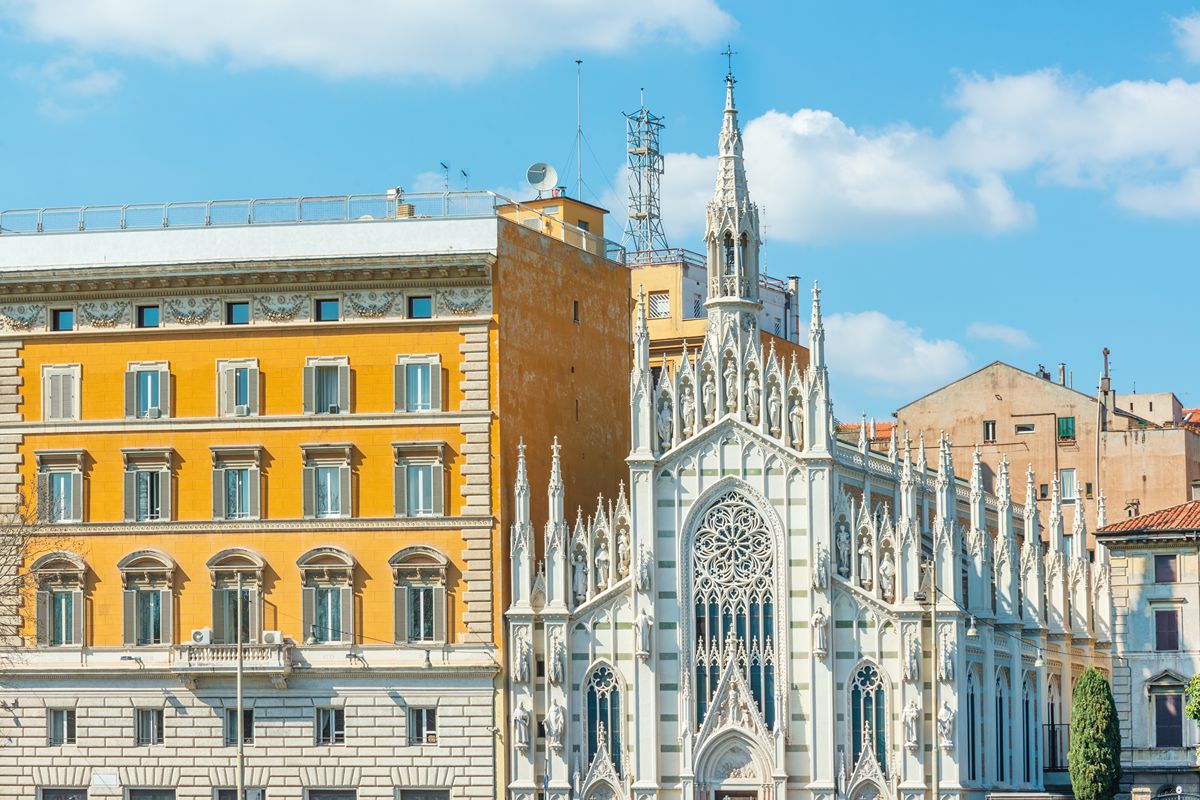 Sembra il Duomo di Milano, ma si trova sulle sponde del Tevere: è la chiesa più insolita che visiterai a Roma