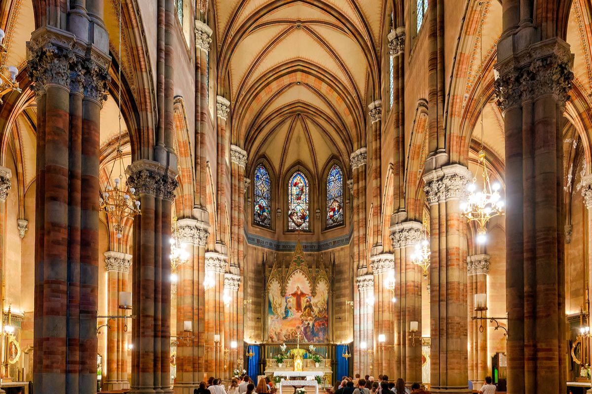 Sembra il Duomo di Milano, ma si trova sulle sponde del Tevere: è la chiesa più insolita che visiterai a Roma