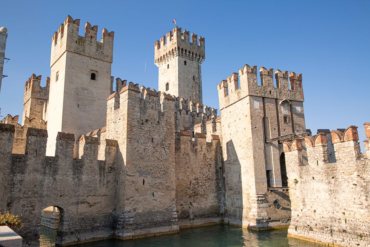 Un castello che sembra galleggiare nel lago: la rocca veneta dove l’acqua incontra il Medioevo