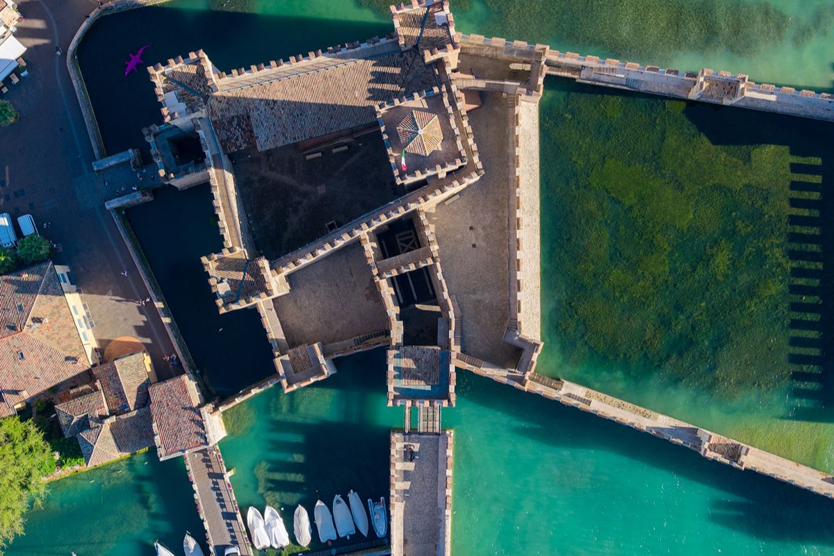 Un castello che sembra galleggiare nel lago: la rocca veneta dove l’acqua incontra il Medioevo