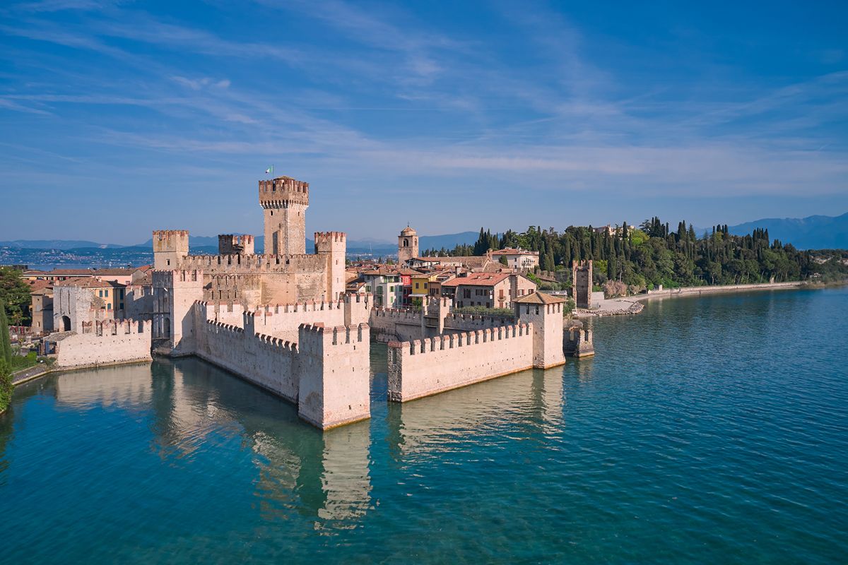 Un castello che sembra galleggiare nel lago: la rocca veneta dove l’acqua incontra il Medioevo