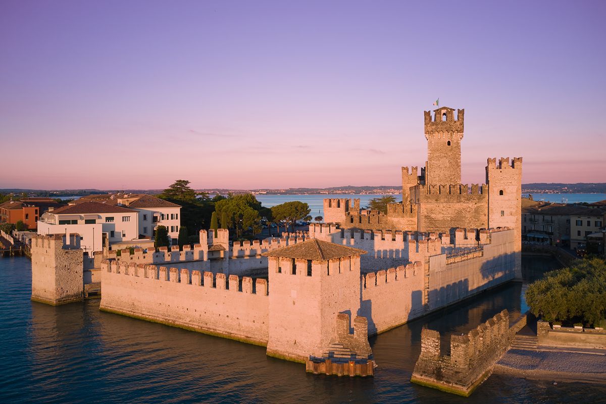 Un castello che sembra galleggiare nel lago: la rocca veneta dove l’acqua incontra il Medioevo