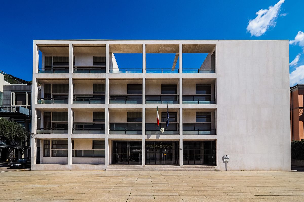 Un cubo di marmo e vetro: a Como c'è l'edificio simbolo (e discusso) dell'architettura del Novecento