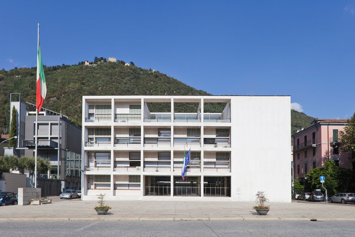 Un cubo di marmo e vetro: a Como c'è l'edificio simbolo (e discusso) dell'architettura del Novecento