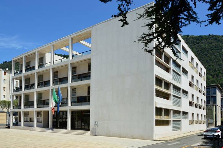 Un cubo di marmo e vetro: a Como c'è l'edificio simbolo (e discusso) dell'architettura del Novecento
