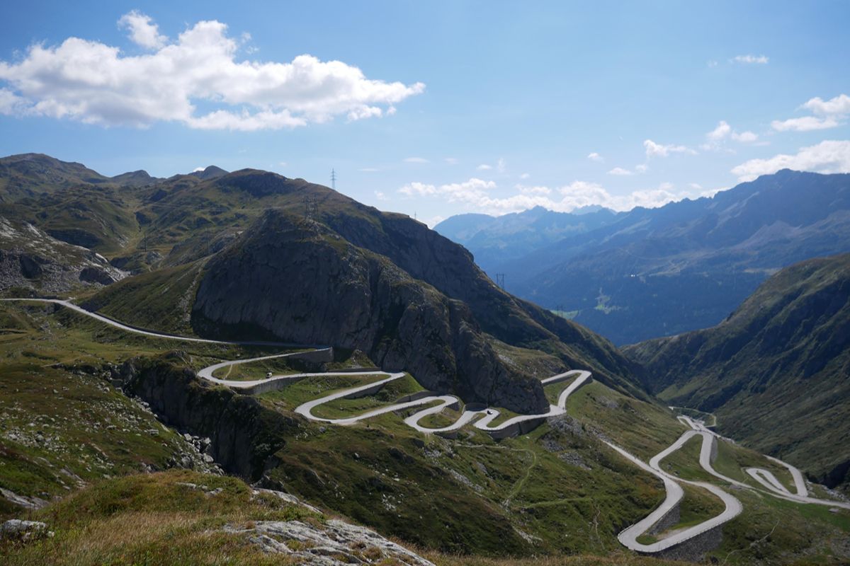 4 chilometri e 300 metri di dislivello: in Svizzera c'è la strada-monumento che sembra sfidare la gravità