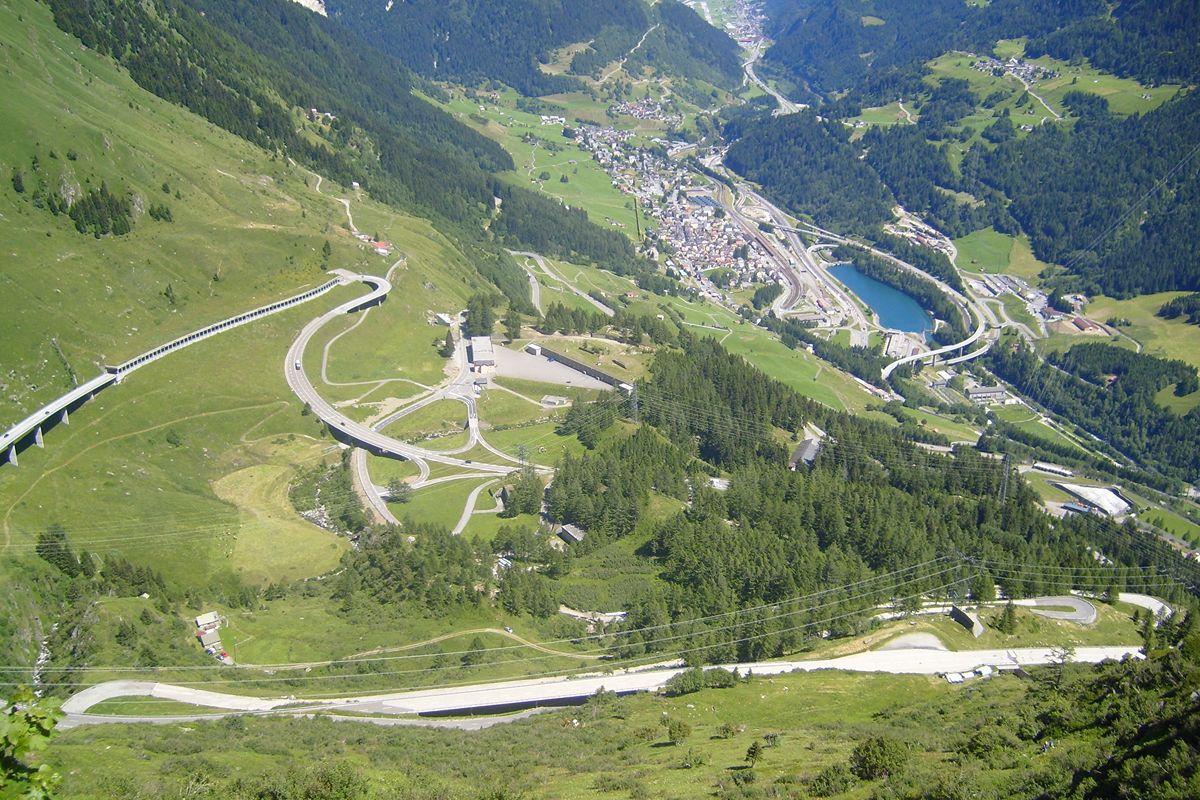 4 chilometri e 300 metri di dislivello: in Svizzera c'è la strada-monumento che sembra sfidare la gravità
