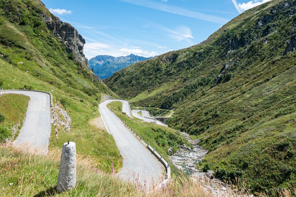 4 chilometri e 300 metri di dislivello: in Svizzera c'è la strada-monumento che sembra sfidare la gravità
