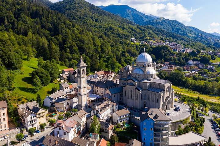 Una enorme cupola alta 51 metri domina il paese più corto d'Italia: è il vero simbolo di questo borgo di 700 abitanti
