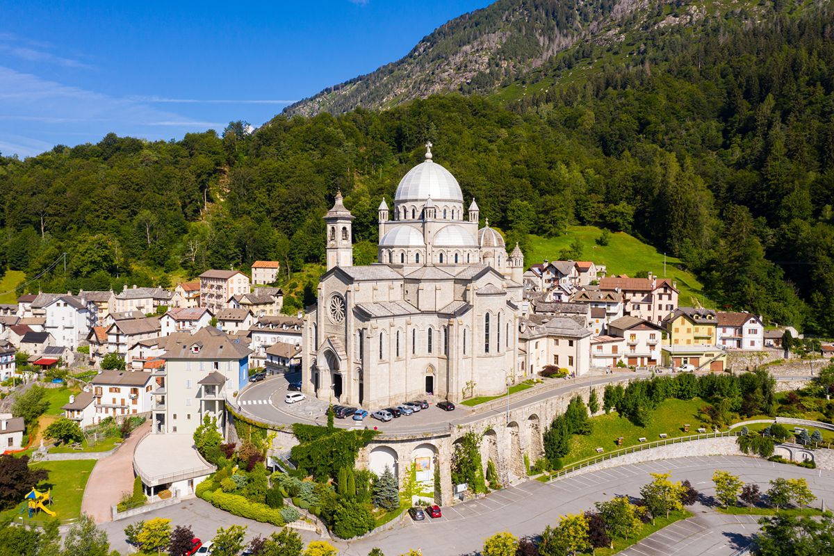 Una enorme cupola alta 51 metri domina il paese più corto d'Italia: è il vero simbolo di questo borgo di 700 abitanti