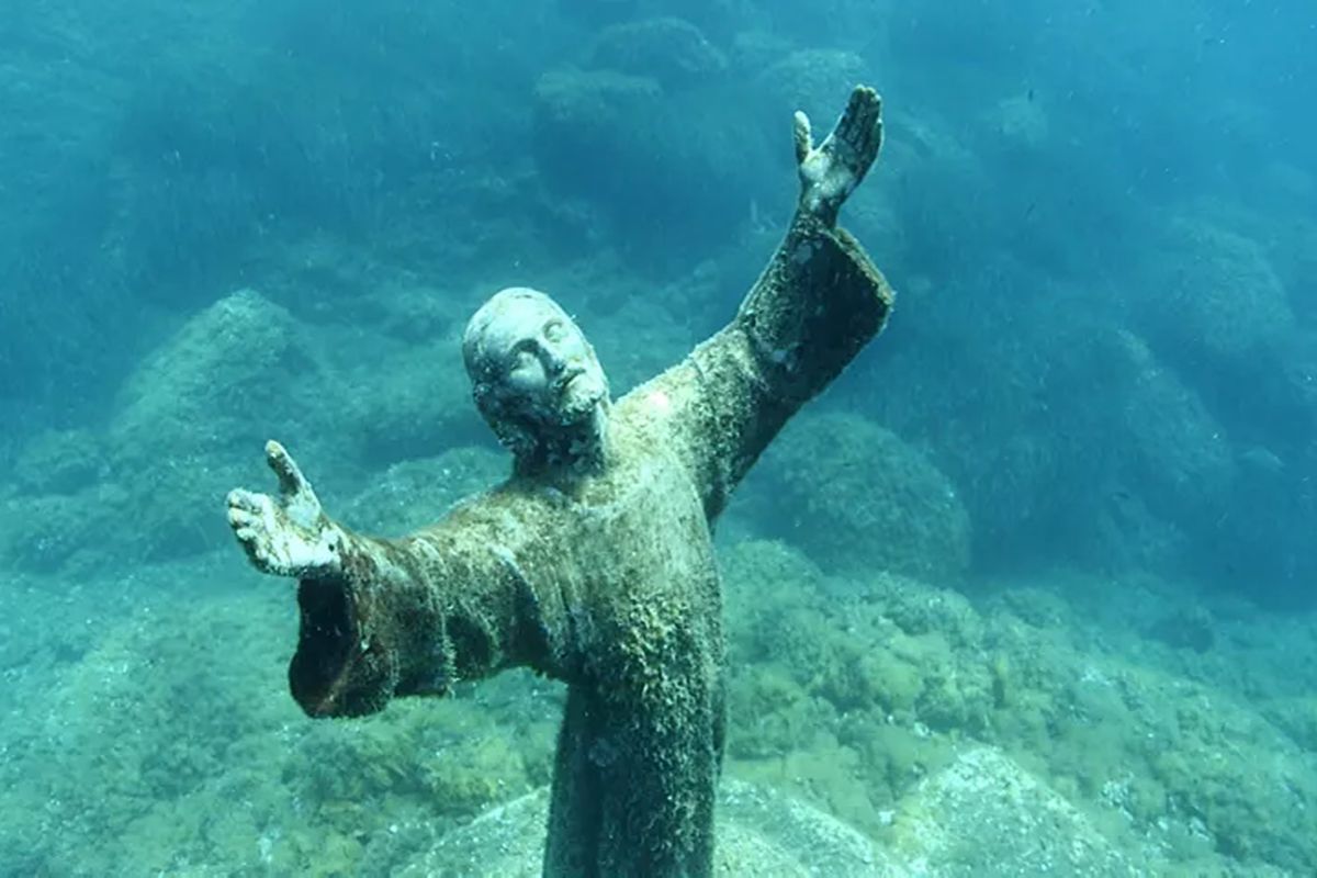 Inabissata a 17 metri di profondità: in Liguria c'è una statua unica che protegge i sub e il mare