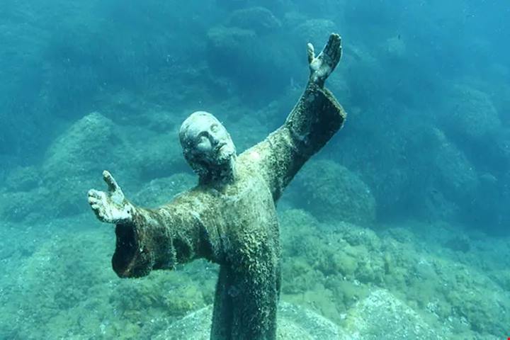 Inabissata a 17 metri di profondità: in Liguria c'è una statua unica che protegge i sub e il mare