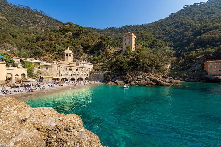 Inabissata a 17 metri di profondità: in Liguria c'è una statua unica che protegge i sub e il mare
