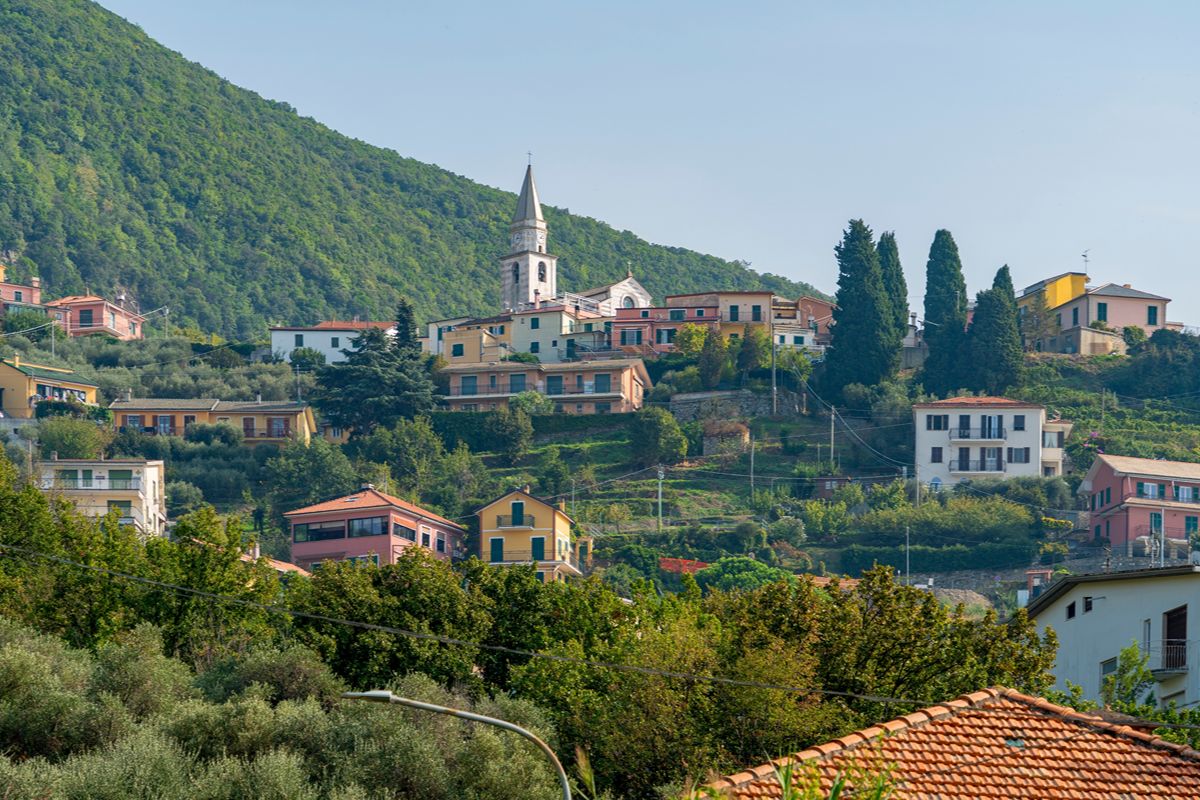 Un borgo sul mare senza rumore: qui la Liguria sembra essersi fermata prima della folla