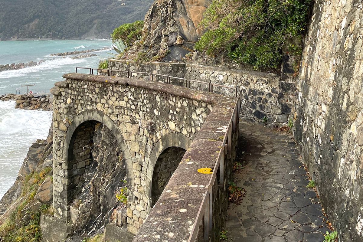 Un borgo sul mare senza rumore: qui la Liguria sembra essersi fermata prima della folla