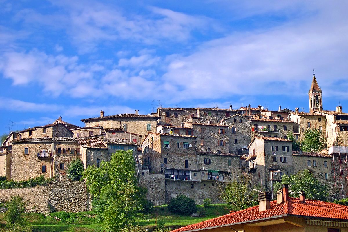 Arroccato tra le colline dell'Umbria, questo borgo medievale custodisce secoli di storia e fascino senza tempo